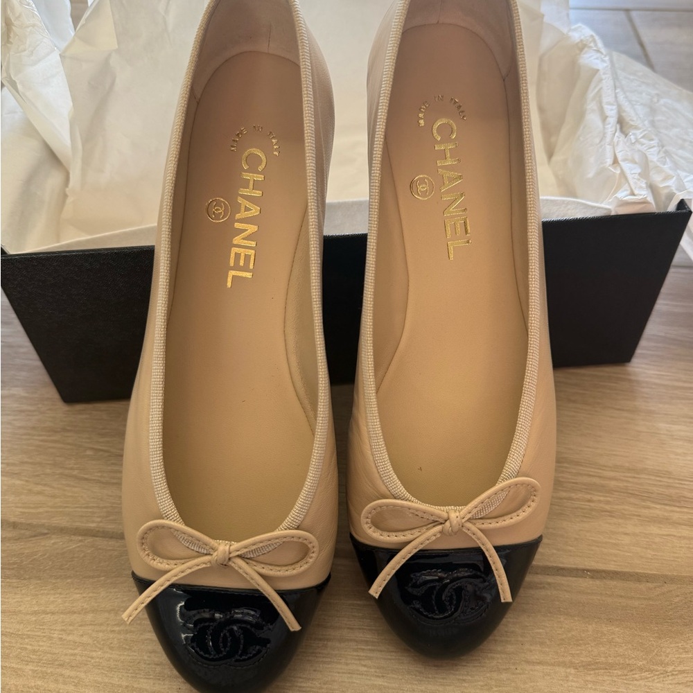 CHANEL Two-Tone Beige and Navy Blue Flats